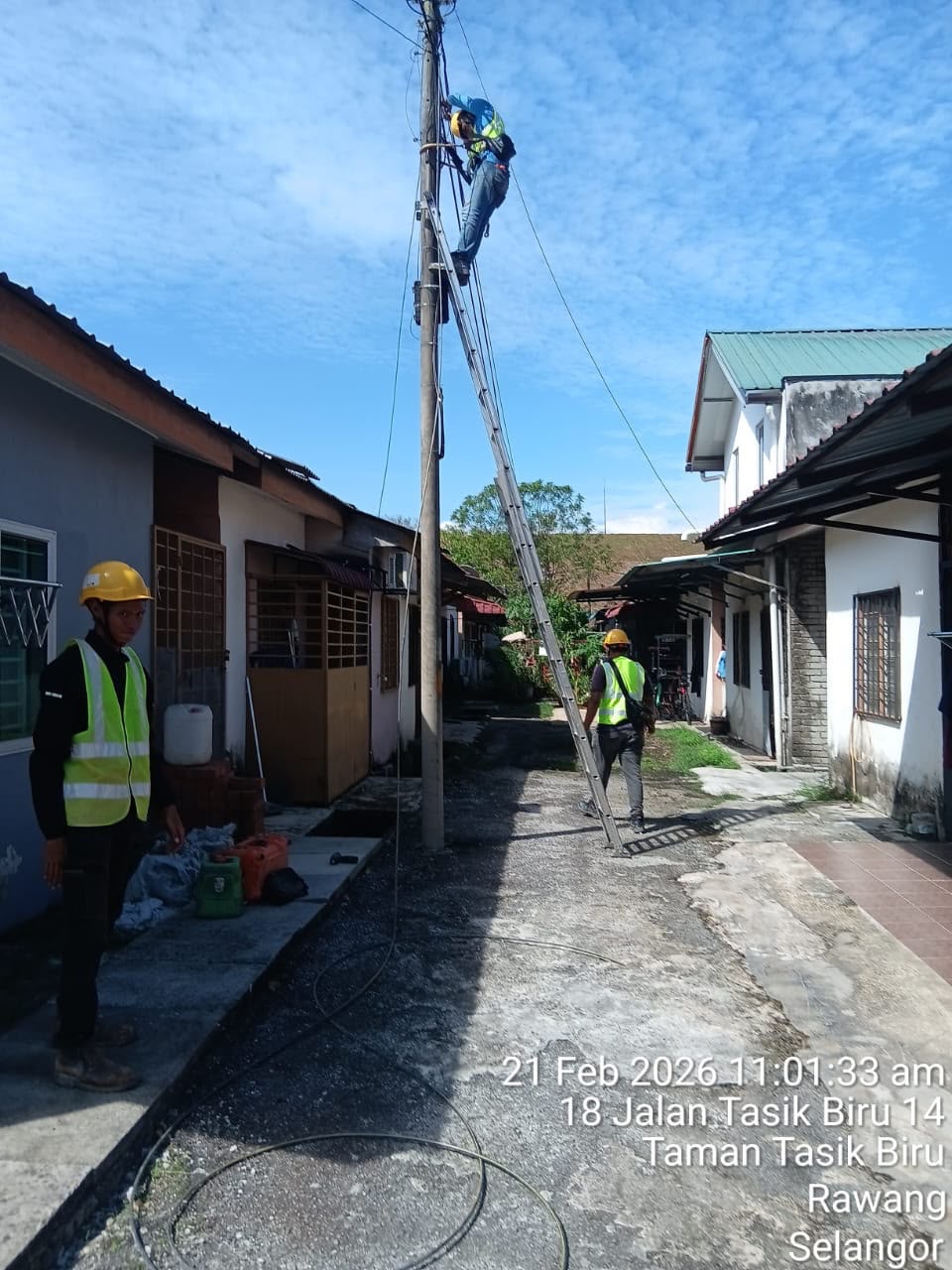 IT96 technician installing fibre cable on a pole