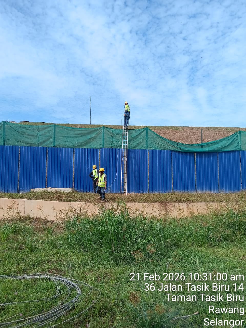 IT96 technician pulling fibre cable on site